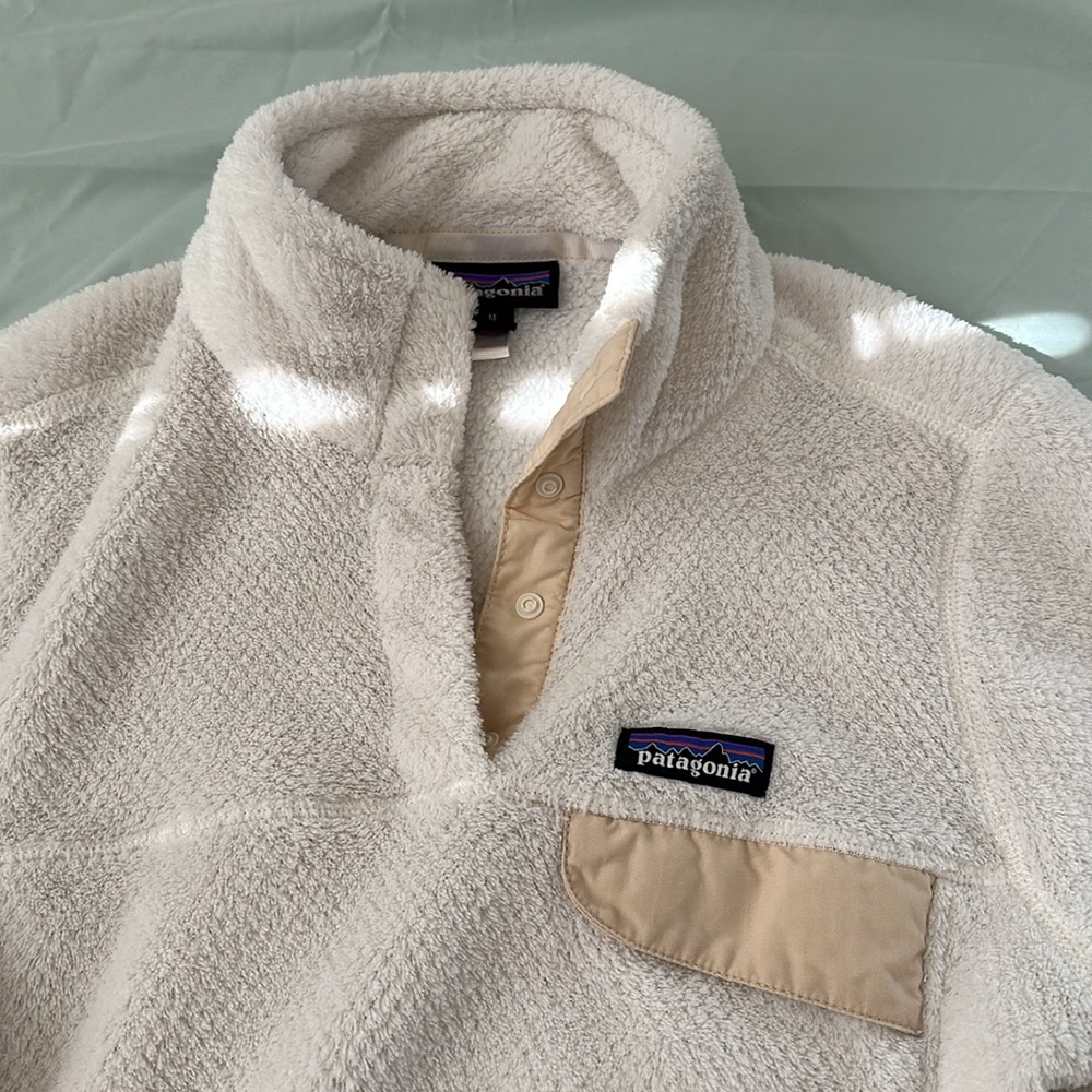 Patagonia Women’s Cream Quarter Snap Fleece Pullover - Picture 2 of 4